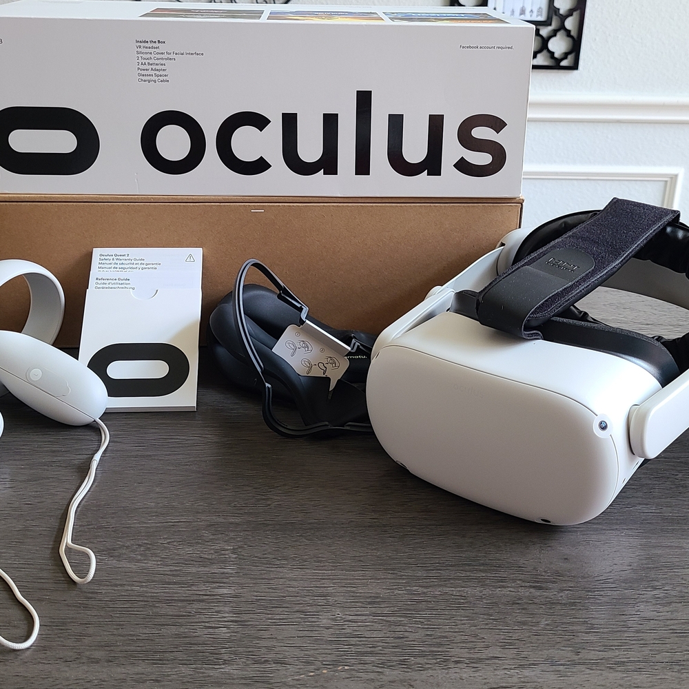 Oculus VR Headset in White with Accessories